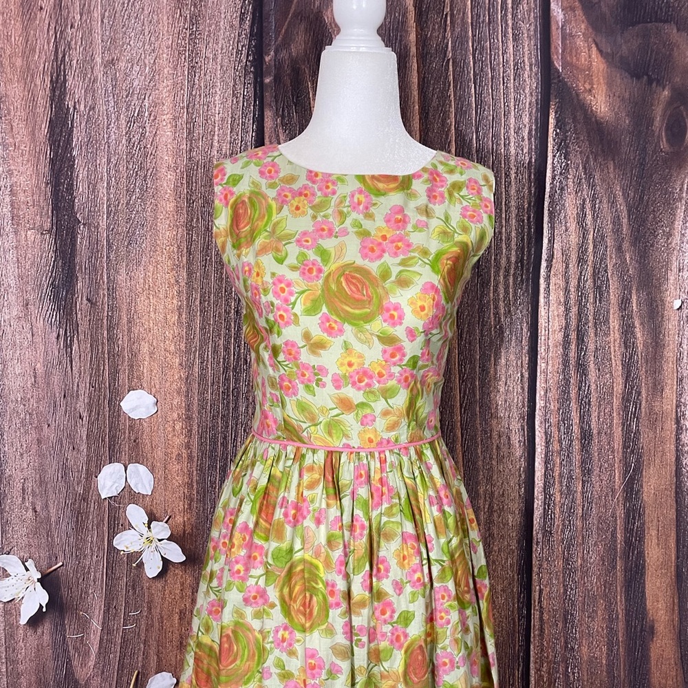 1950s Sleeveless Floral Dress - Picture 3 of 9